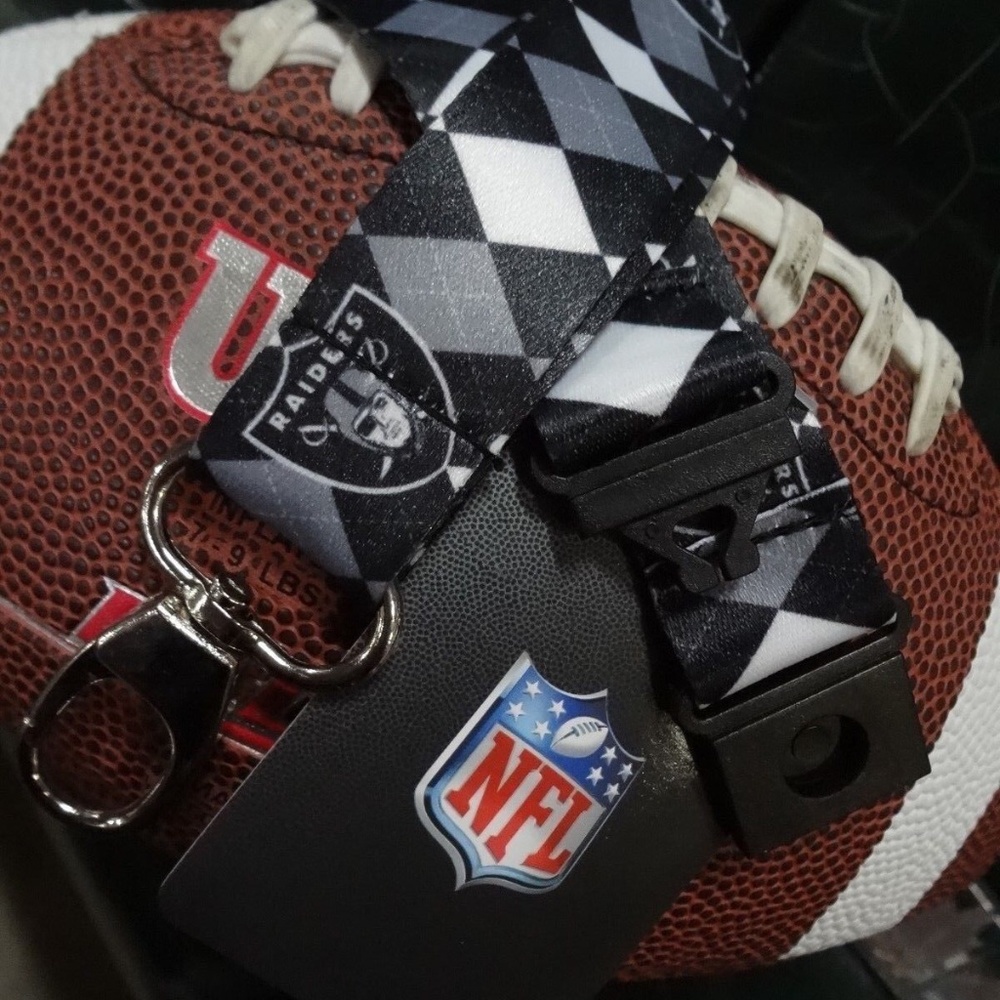 Las Vegas Raiders Lanyard Car Keyring Keychain Badge Holder LV Raider - Picture 3 of 8